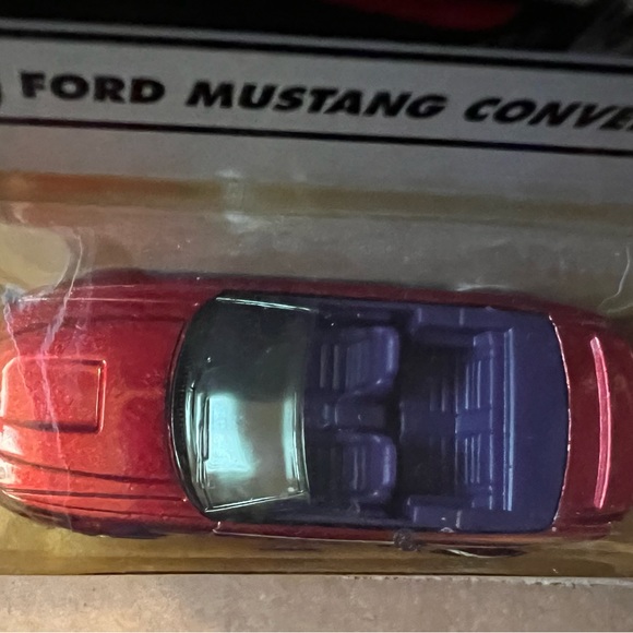 2002 Matchbox "To The Rescue" #12 Ford mustang convertible Diecast DC405 - Picture 4 of 5